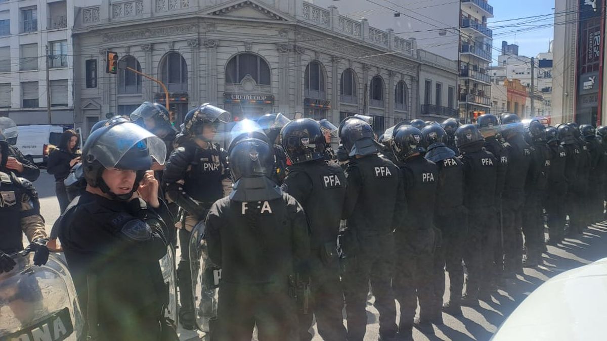 Patricia Bullrich aplicó el protocolo antipiquete contra las organizaciones sociales y liberó el tránsito
