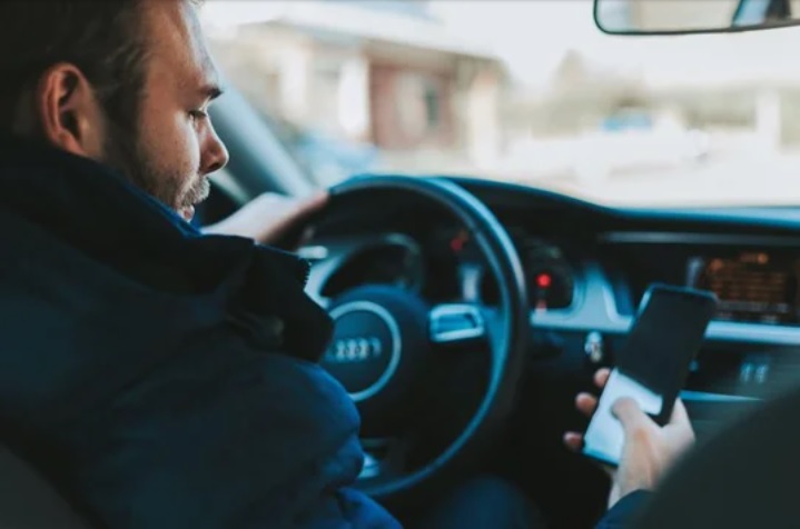 El celular, un peligro al volante: más de 200 mil personas lo usan cuando manejan