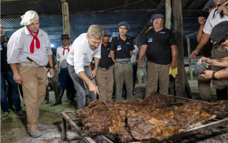 El gobernador Rogelio Frigerio dejó inaugurada la Fiesta Nacional del Asado con Cuero en Viale
