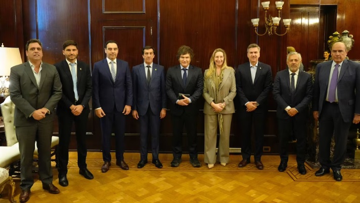 Después de tildar de «golpista» a Raúl Alfonsín, Javier Milei recibió a gobernadores de la UCR