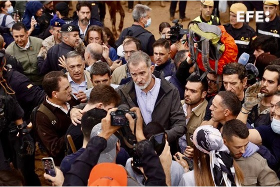 Habitantes de Paiporta le tiraron barro a los reyes y al presidente de España, tras la furia de la DANA