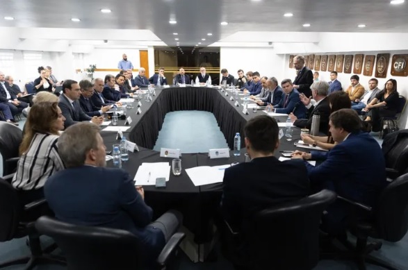 Reservas: los gobernadores afrontan pagos de deuda en la primera parte del 2025 y restarán divisas del Banco Central
