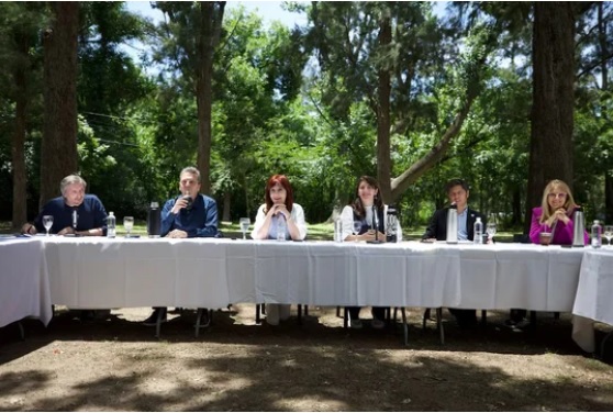 El pedido a Kicillof para que no desdoble, y la aclaración de Larroque a Cristina que generó chispas