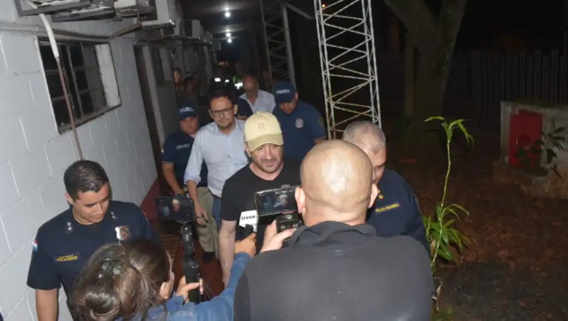 Kueider y a su secretaria se fueron del departamento en el que cumplían domiciliaria