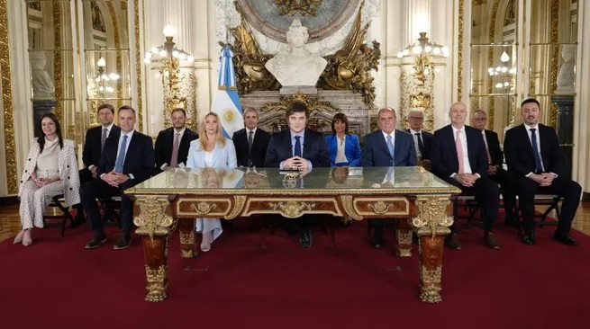 Javier Milei anunció que en 2025 reducirá el 90% de los impuestos, levantará el cepo y habilitará la competencia de monedas