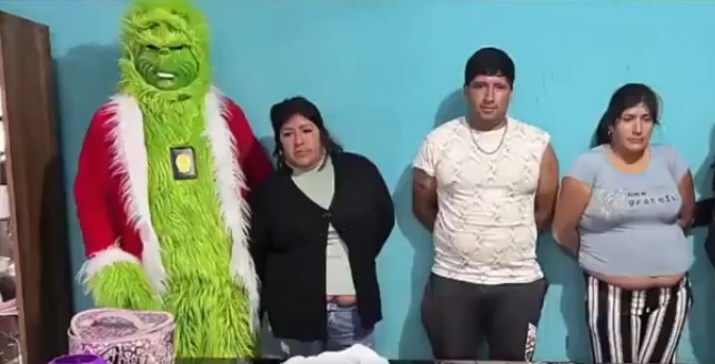Un policía disfrazado del Grinch desbarató una banda que vendía droga en Perú