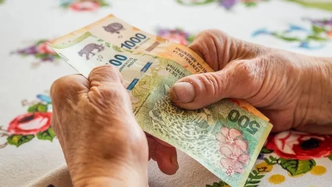 Los salarios registrados subieron 2,4% en agosto y superaron a la inflación por segundo mes consecutivo