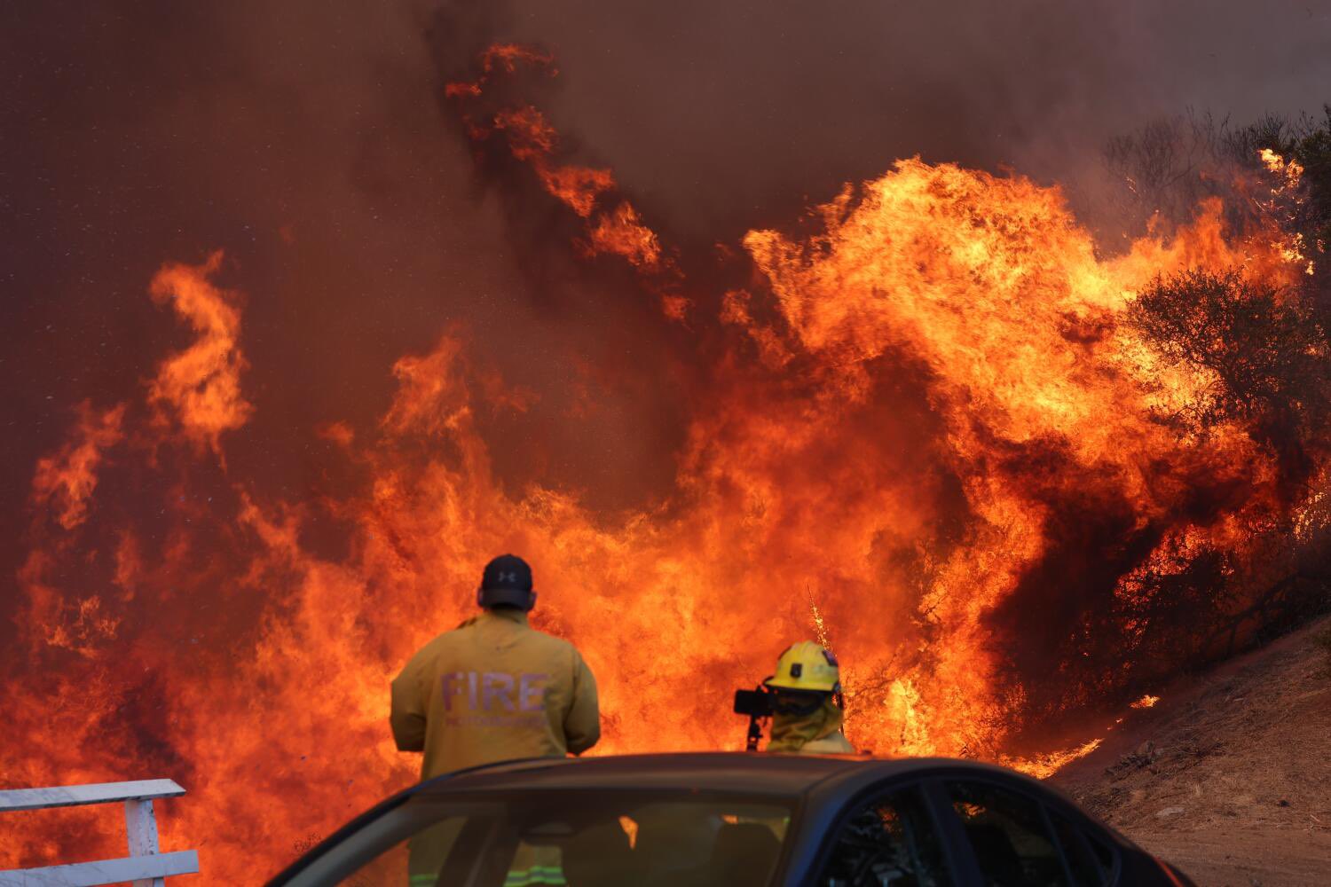 Evacuan a 30.000 personas en Los Ángeles por un incendio forestal de enrome magnitud