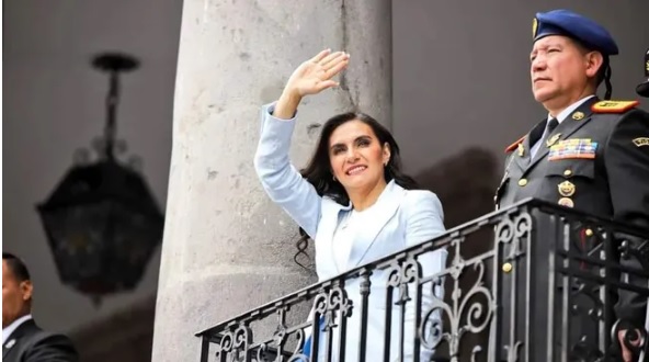 La vicepresidenta suspendida Verónica Abad afirma que asumirá la presidencia de Ecuador