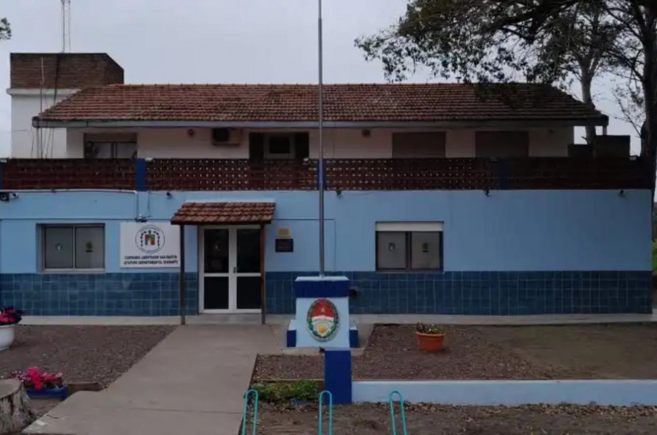 Investigan cómo se produjo la muerte de un detenido en un patrullero en Libertador San Martín