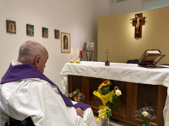Vaticano difunde la primera foto del papa Francisco tras más de un mes de internación