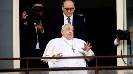 El papa Francisco participó de la misa de Pascuas en el Vaticano y denunció el rearme global