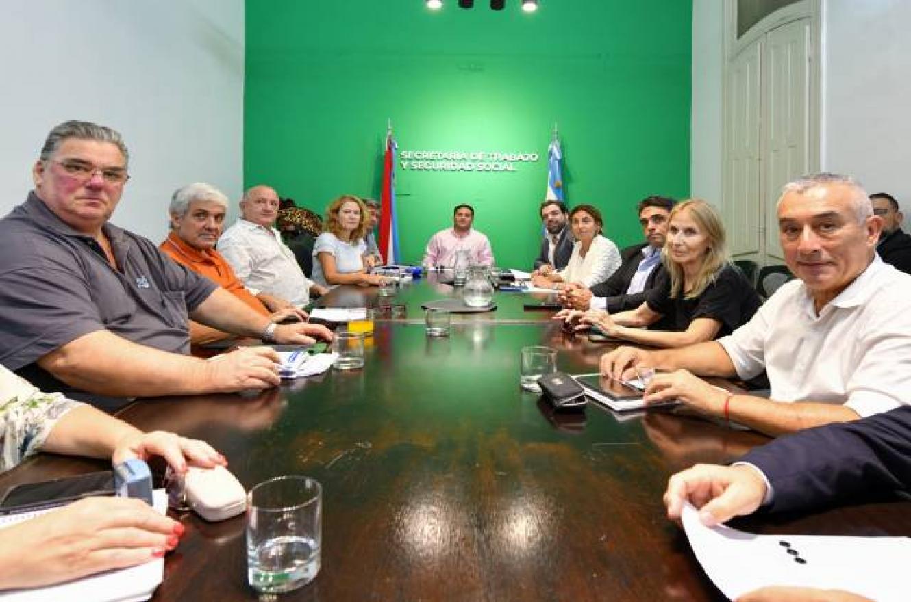 El gobierno y los sindicatos docentes firmaron un acuerdo salarial para todo 2025