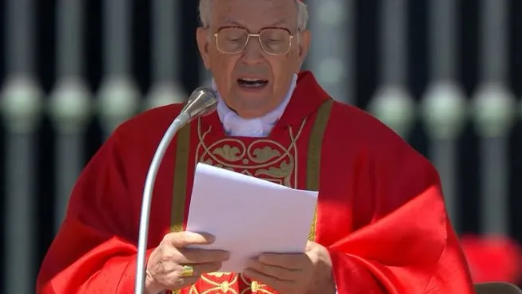 Gionvanni Battista Re sobre el papa Francisco: «Lideró una Iglesia deseosa de ocuparse de los problemas de la gente»