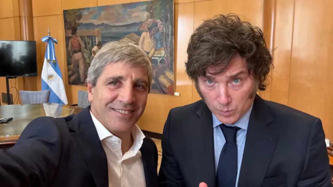 El Gobierno prepara plan «Tormenta de dólares» para hacer caer la cotización a los $1.000
