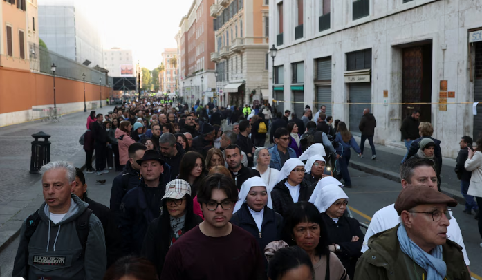 Último día para despedirse del papa Francisco: Roma se blinda para su funeral mientras los fieles abarrotan la plaza de San Pedro