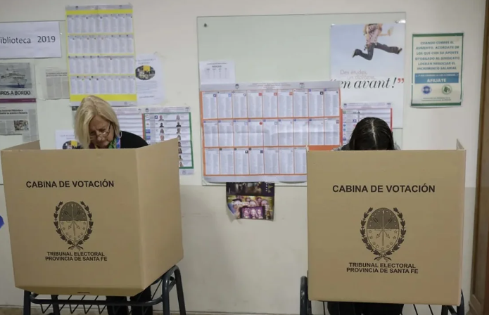 Elecciones 2025: Maximiliano Pullaro inicia con ventaja el conteo de votos en Santa Fe y LLA pelea el segundo lugar con el PJ y Amalia Granata