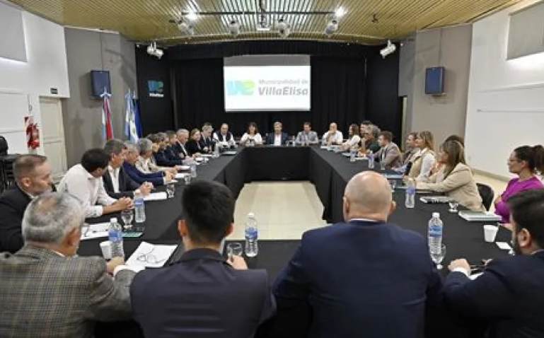 Frigerio reunió a avicultores en Villa Elisa y propuso soluciones conjuntas para mejorar la infraestructura