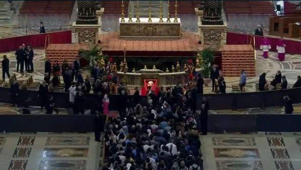 Miles de fieles comenzaron a ingresar a la Basílica de San Pedro para darle el último adiós al papa Francisco