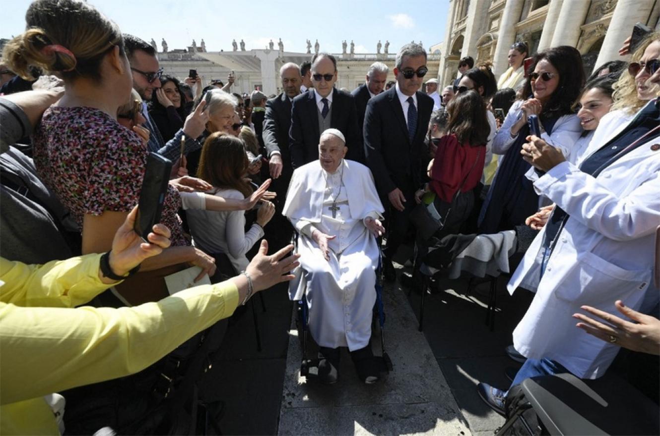 El Papa apareció de sorpresa en la Plaza de San Pedro: emotivo saludo a los fieles