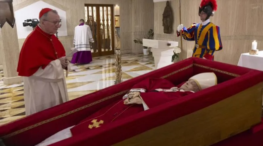 El Vaticano difundió publicó las primeras imágenes del papa Francisco en su féretro en la capilla de Santa Marta