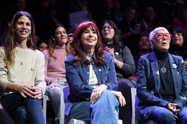 Reapareció Cristina Kirchner en un acto por el 25 de Mayo y habló del dólar: «El default está a la vuelta de la esquina»