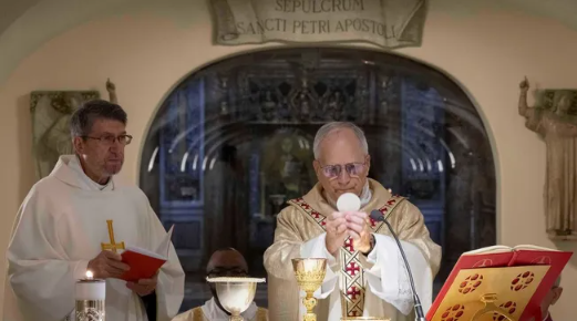 El papa León XIV dió un fuerte mensaje por la paz y realizó su primer Regina Coeli: «¡Nunca más a la guerra!»