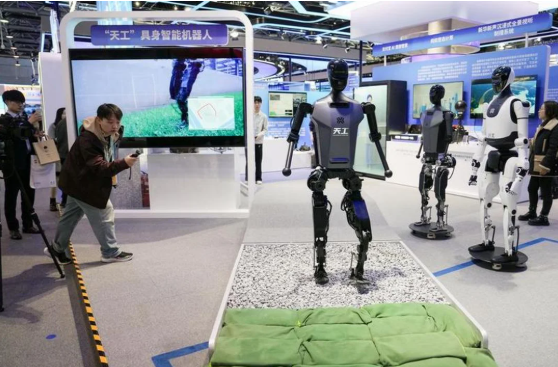Los robots humanoides chinos ya realizan tareas propias de los empleados de comercio