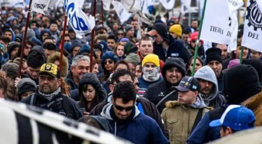 Los trabajadores de Tierra del Fuego levantaron las protestas tras un acuerdo que garantiza empleos hasta fin de año