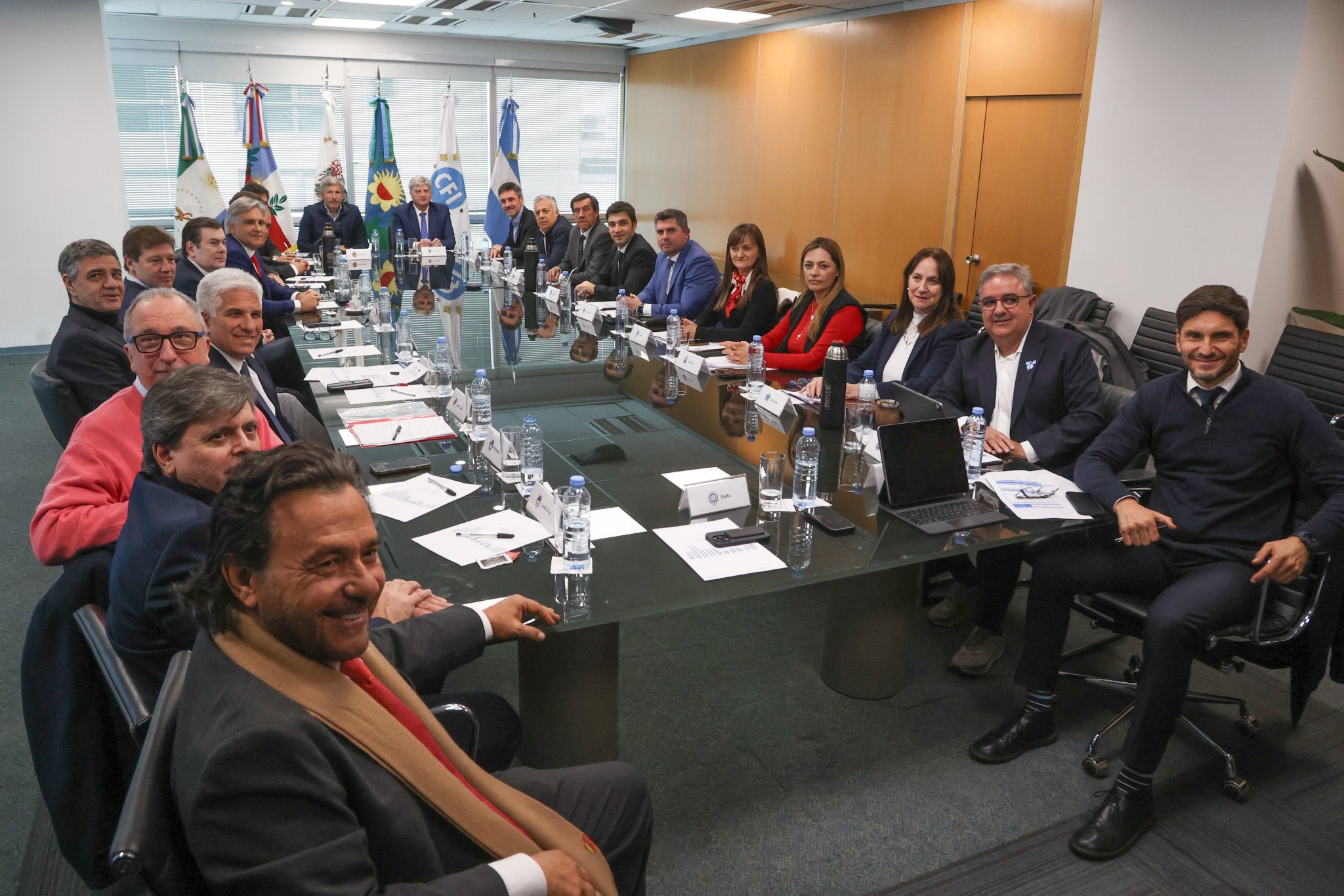 Gobernadores trabajan proyecto para redistribuir fondos e impuesto a los combustibles