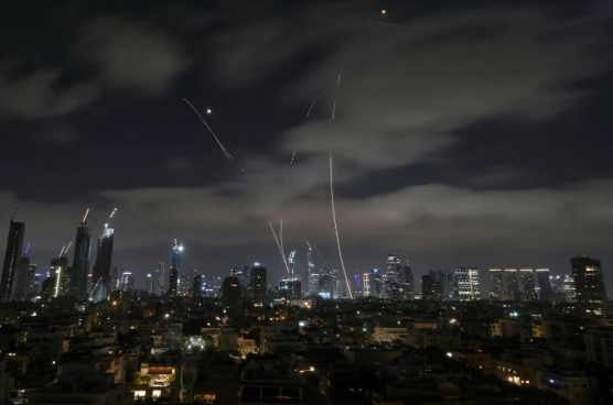 Irán mata a 5 personas en ataques a Israel, mientras Israel dice tener superioridad aérea en Teherán