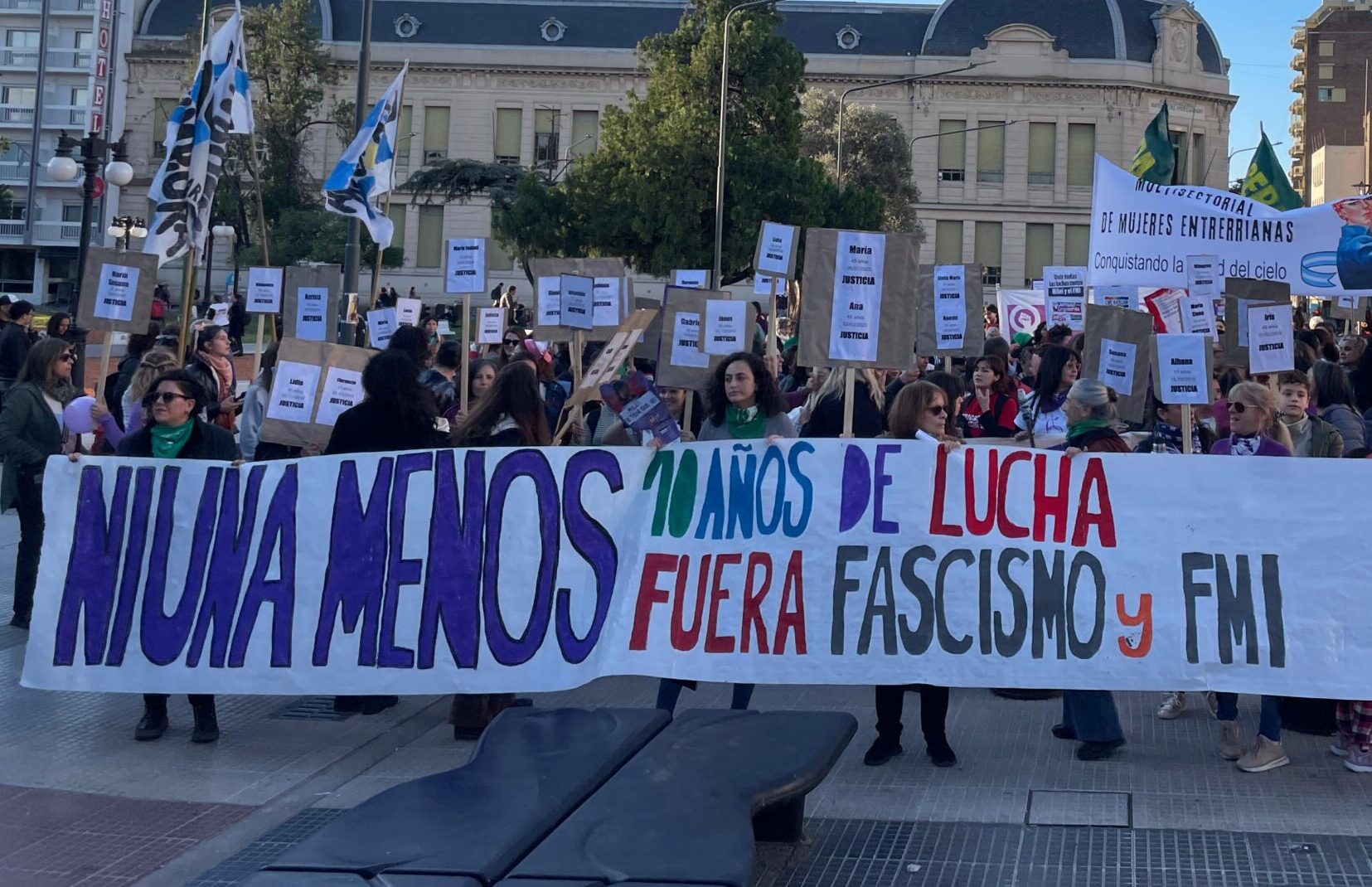 Ni una menos: con críticas a Milei y Frigerio, mujeres y disidencias marcharon en Paraná