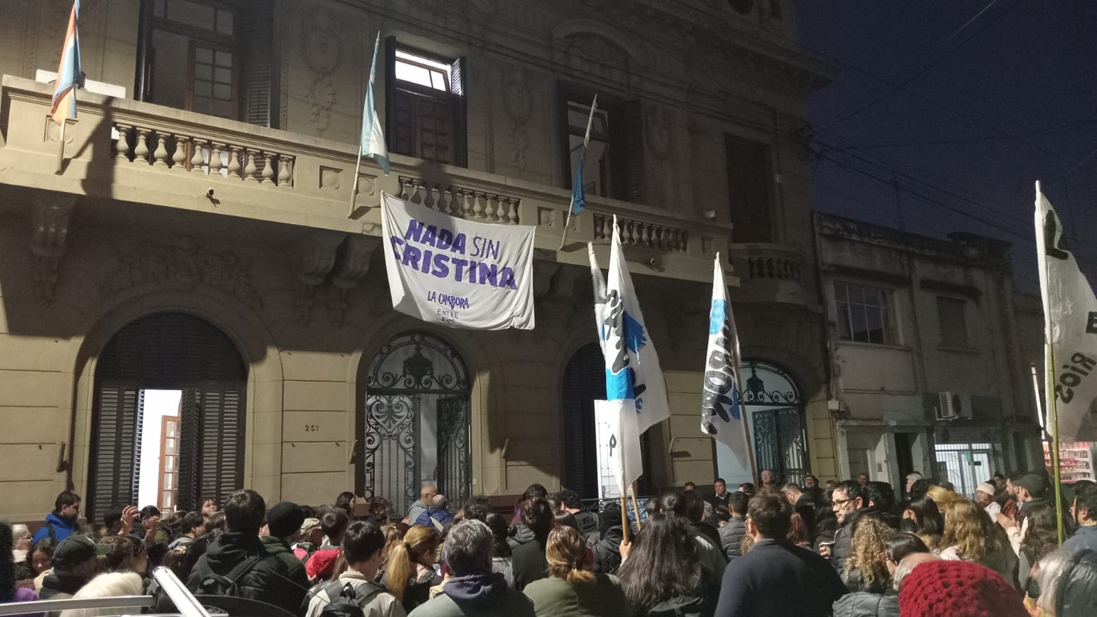 Militantes y dirigentes se concentraron en el PJ Paraná para repudiar el fallo contra Cristina Kirchner
