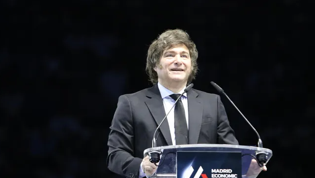 Javier Milei dijo que las bandas cambiarias siguen hasta 2027 y que espera volver al mercado en 2026