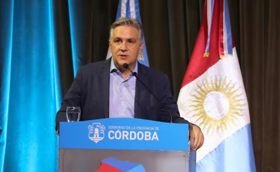 Martín Llaryora anunció un aumento del 84% para las jubilaciones mínimas y la entrega de un bono de $100.000