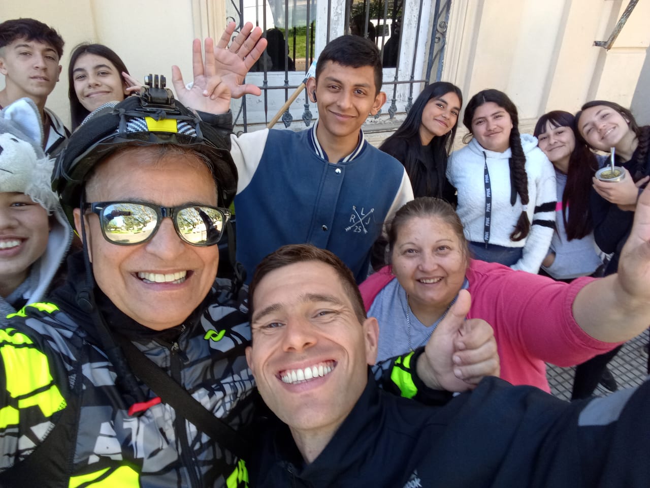 El profesor Julio Galera, en bici rumbo a Ushuaia: escuelas rurales en abandono y la “impresionante” riqueza del campo