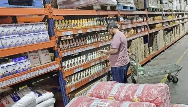 El consumo masivo no levanta cabeza: se hundió 6,3% mensual en febrero, con una fuerte retracción en supermercados