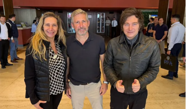 Javier Milei llegó a Paraná y fue recibido por el gobernador Frigerio