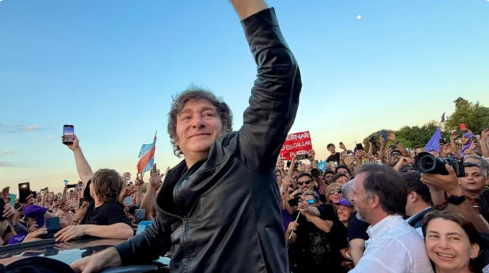 “Estamos a mitad de camino, no aflojen porque esta vez vale la pena”, dijo Javier Milei en su visita a Paraná