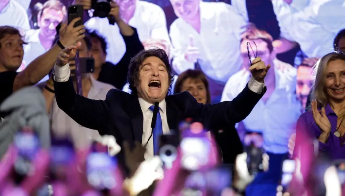 Javier Milei obtiene un respaldo masivo en las urnas y consigue crédito para avanzar con sus reformas