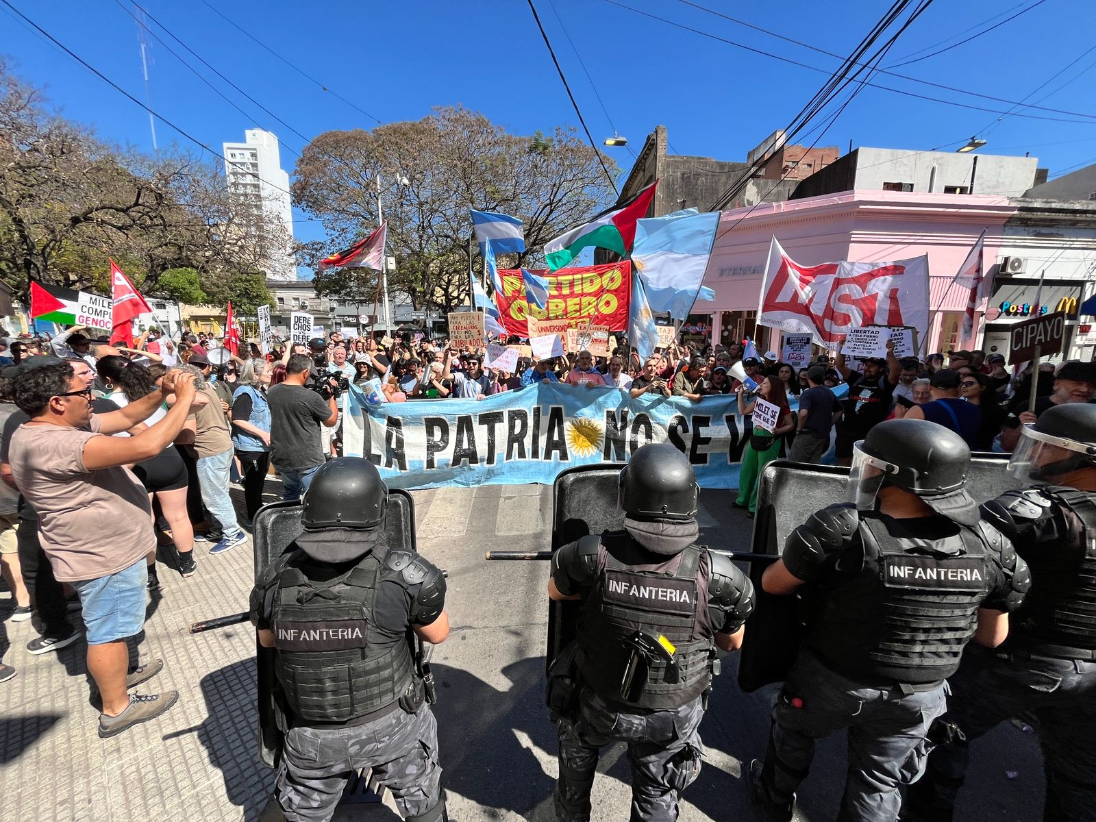 Javier Milei llegó a Santa Fe para insuflarle mística a la campaña libertaria y luego viene a Paraná