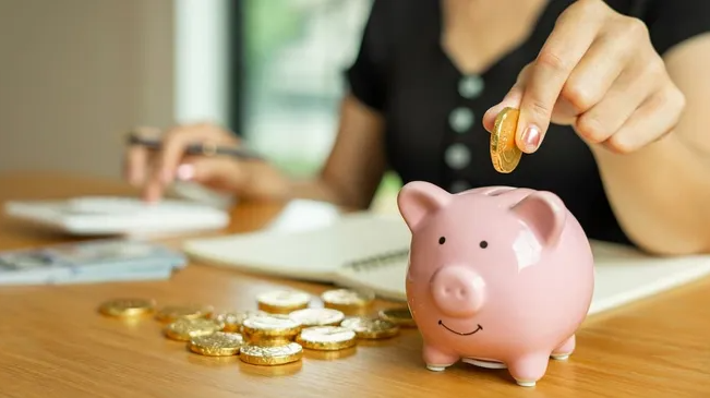 Ahora los jóvenes de 13 años podrán invertir en más instrumentos financieros: ¿qué opinan los expertos?