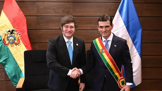 Javier Milei participó de la asunción del nuevo presidente de Bolivia, Rodrigo Paz Pereira, quién le dedicó un agradecimiento