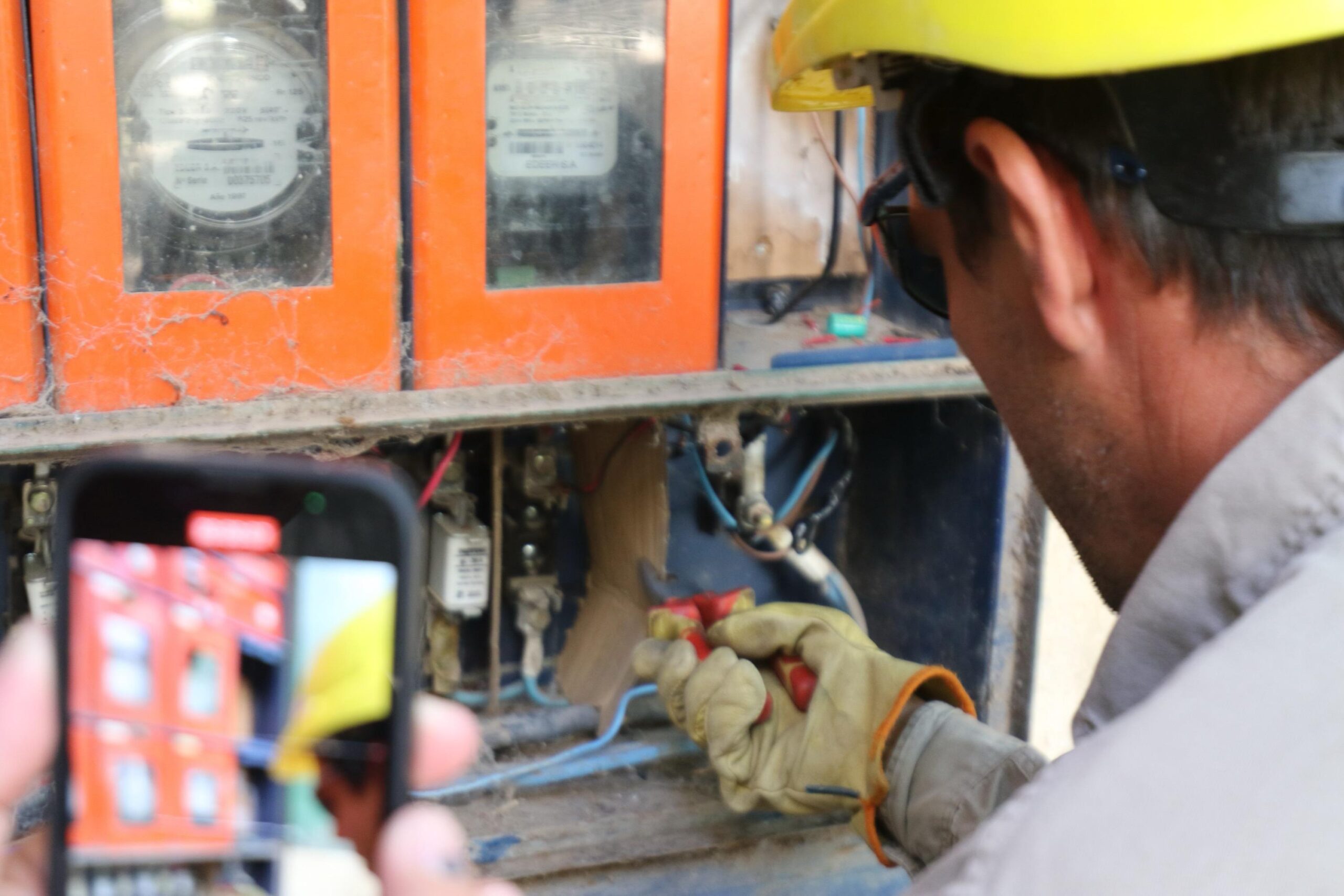 Enersa avanza en la regularización del servicio eléctrico con respuestas positivas de los vecinos