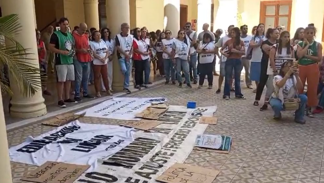 Estatales realizan asamblea en Casa de Gobierno para exigir paritarias y renovación de contratos