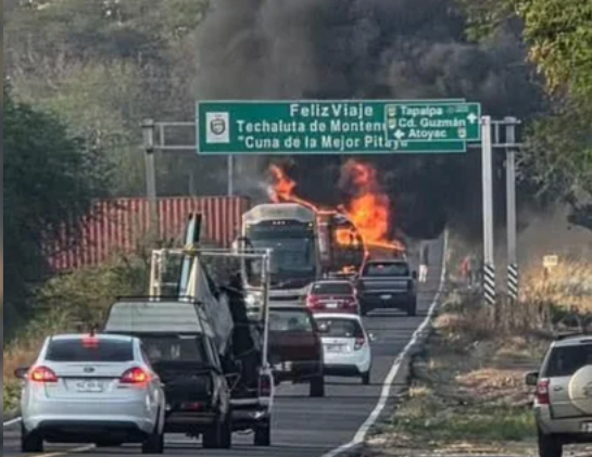 Tensión en México por la muerte del líder narco «El Mencho»: ataques en las calles y caos en el aeropuerto de Guadalajara