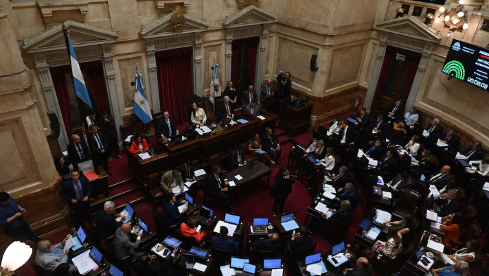 Cautelares que “co-gobiernan”: cuando la tutela provisoria suspende la ley