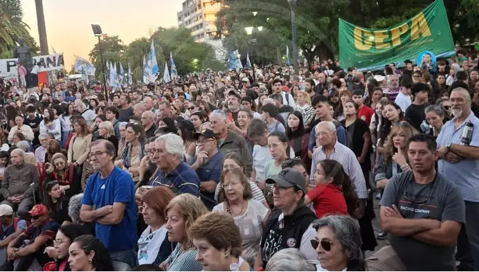 Multitudinaria marcha por el 24 de Marzo en Paraná: “Hoy nos quitan derechos, hambrean, reprimen y persiguen»