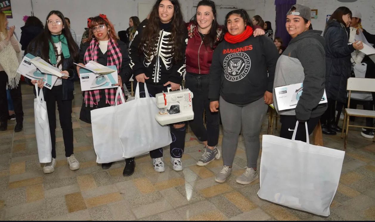La Subsecretaría de la Juventud entregó herramientas y certificó capacitaciones en oficios, redes y marketing digital en Paraná