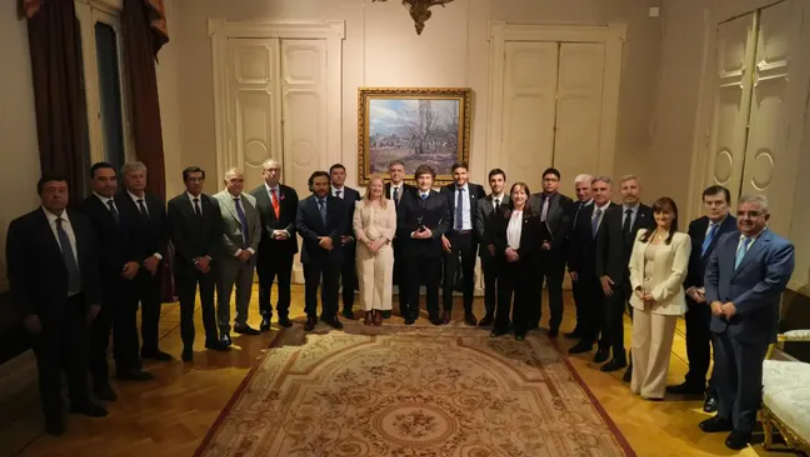 El Gobierno habilitó anticipos por hasta $400.000 millones a 12 provincias y busca sostener el vínculo con los gobernadores